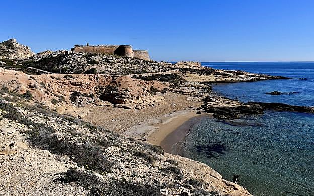 Vistas de la batería de San Ramón, situada entre la cala de San Pedro y el Cerrico Romero, en pleno corazón del Cabo de Gata. 