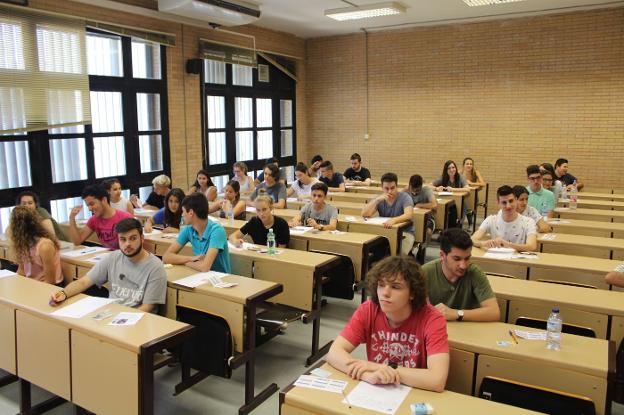 Alumnos realizando la prueba de Selectividad en el Campus de Las Lagunillas de Jaén. 