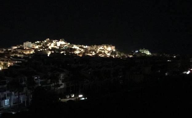 Imagen del pueblo de Almuñécar apagado, la noche del sábado. 
