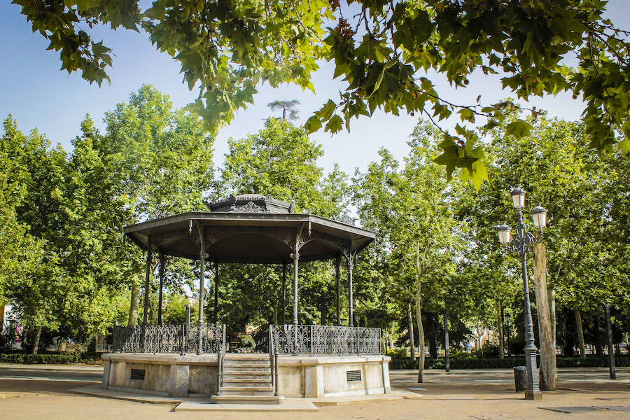 Por todos es conocida la belleza de Granada, sus fuentes, miradores y Cármenes, sus antiguos barrios como el Albaicín, considerado patrimonio de la humanidad, junto con la Alhambra y el Generalife. Además su maravilloso clima y diferentes propuestas paisajísticas, la hacen un lugar estupendo para visitar y, cómo no, para llevarte unas bonitas fotografías de los que tanto nos gusta compartir con nuestros amigos y familiares en las redes sociales. Pero entre tanta variedad, ¿qué lugares escogemos para que nuestros folowers se mueran de envidia?