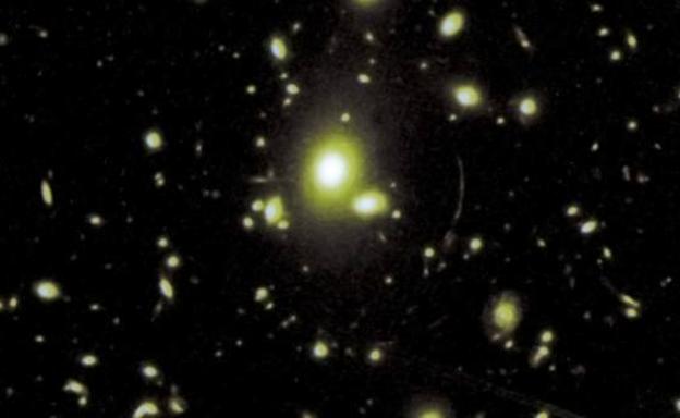 Imagen del cúmulo de galaxias PSZ2 G099.86+58.45 obtenida utilizando tres imágenes distintas del telescopio espacial Hubble.
