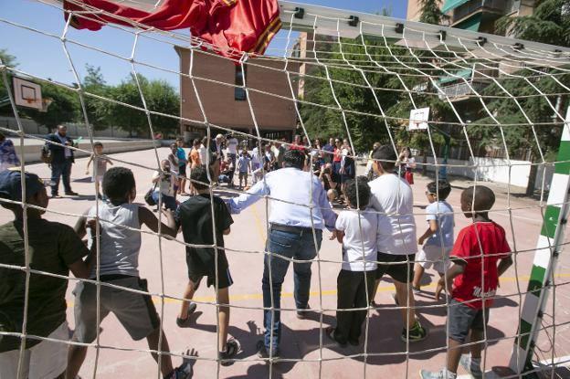 Niños de la escuela de verano juegan al fútbol con el alcalde, Francisco Cuenca.