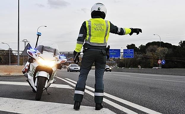 Las 11 multas de la DGT más sorprendentes: «Hasta por rascarte la oreja»