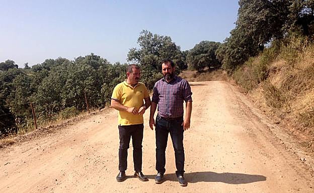 Visita del diputado de Infraestructuras Municipales, José Castro, y el alcalde de Baños de la Encina, Antonio Las Heras, a las obras en la JV-5041.