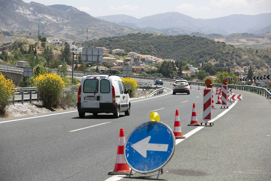 Este tramo permanece con un carril cortado en sendos sentidos.