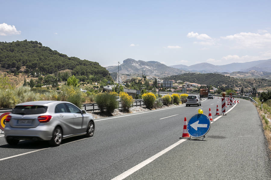 Este tramo permanece con un carril cortado en sendos sentidos.