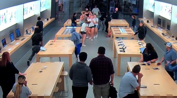 Robo de película en una tienda de Apple: en pocos segundos y con gente dentro