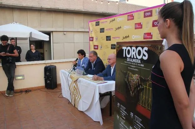 Ruiz Manuel, Óscar Martínez y Manuel Cuesta, con el vistoso cartel al frente.