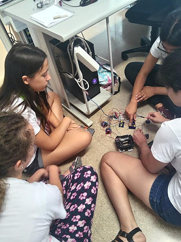 Un grupo de chicas conoce las tripas de una máquina.