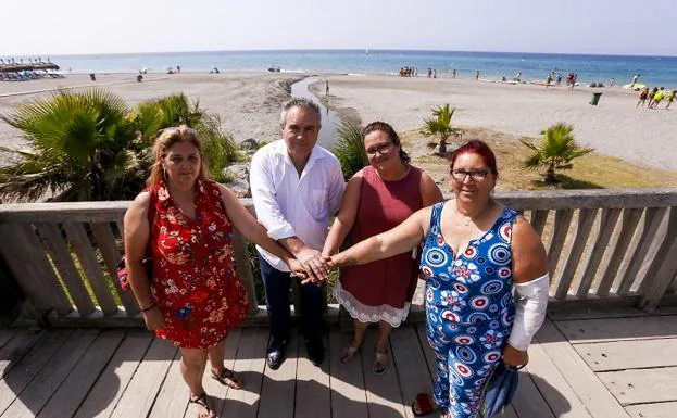 Rafael García Luján y Lidia López Jiménez, en el centro, acompañados por María José y Francisca García, de Santa Adela. 