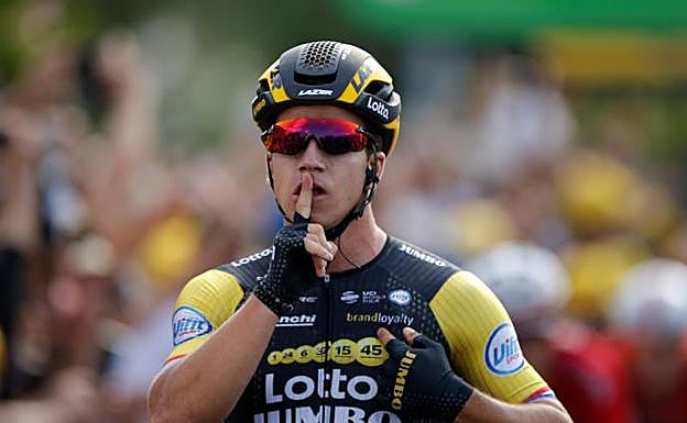 Dylan Groenewegen manda callar tras cruzar la línea de meta. 