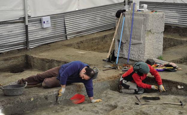 Trabajos de excavación en la zona cercana al monolito dedicado al poeta y las víctimas de la guerra en Alfacar, en 2009.