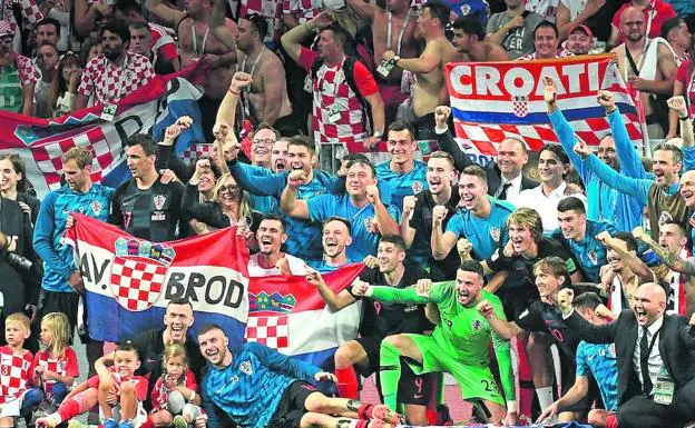 La nueva generación del fútbol croata, tras apear 'in extremis' a Dinamarca, Rusia e Inglaterra, en la imagen, ha dado alas al sueño truncado en el Mundial de 1998.