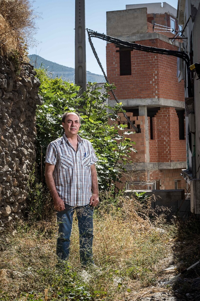 Antonio Ramón Ortiz espera desde hace 13 años a que la empresa suministradora modifique el trayecto de los cables que atraviesan su vivienda.
