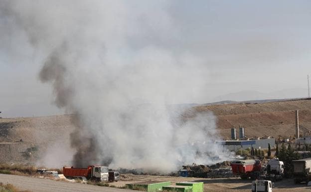 Humo en la planta de residuos de Alhendín. 