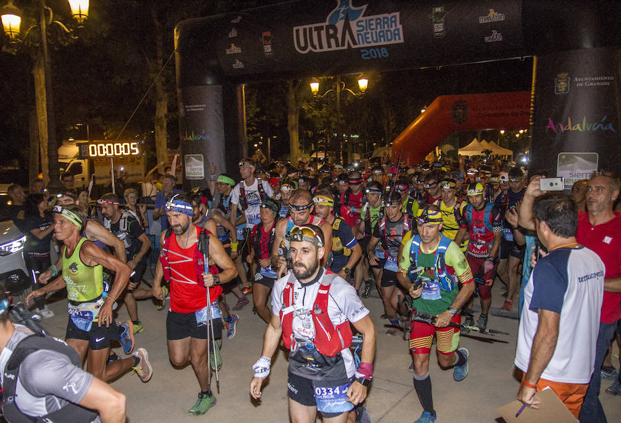 1300 corredores participan hoy en la quinta edición de la Ultra Sierra Nevada. A las diez de la noche se dio la salida en el Paseo del Salón a la modalidad urban y a las doce la de la distancia Ultra, de cien kilómetros. Tras pasar por el Albaicín, los corredores tienen por delante un recorrido que los llevará hasta la misma base del Veleta y finalmente a Pradollano. Está previsto que el vencedor llegue a meta en torno a las doce del medio día. 