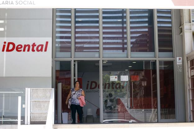 Clínica de la cadena iDental, que cerró todos sus centros, también el de Almería, de forma súbita.