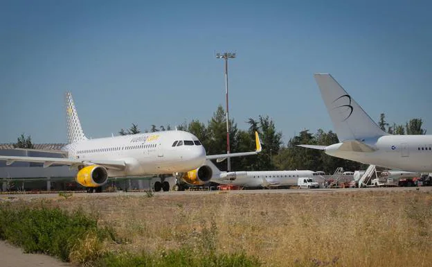 Avión de Vueling en el aeropuerto de Granada. 