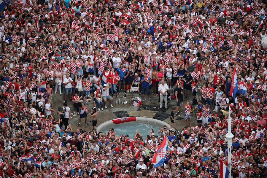 Miles de personas aclaman en Zagreb a los integrantes de la selección croata, subcampeona en el Mundial Rusia. 