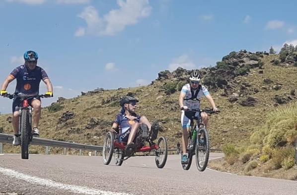 Jorge Abarca ha recaudado 100.000 euros para investigar la ELA, enfermedad que padece, subiendo montañas. Este verano tocan los puertos de la Vuelta y el Tour