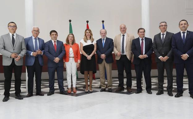 Susana Díaz posa con los ocho presidentes de las diputaciones de Andalucía.