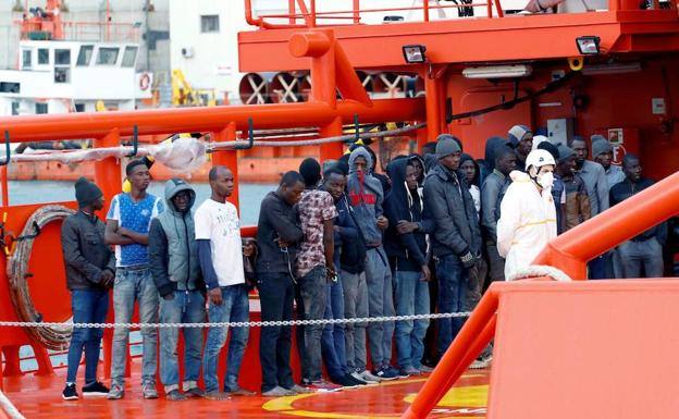 Imagen de archivo de inmigrantes llegando a Almería.