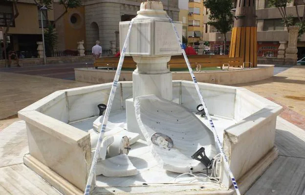 Destrozan la fuente de la plaza San Pedro de Almería