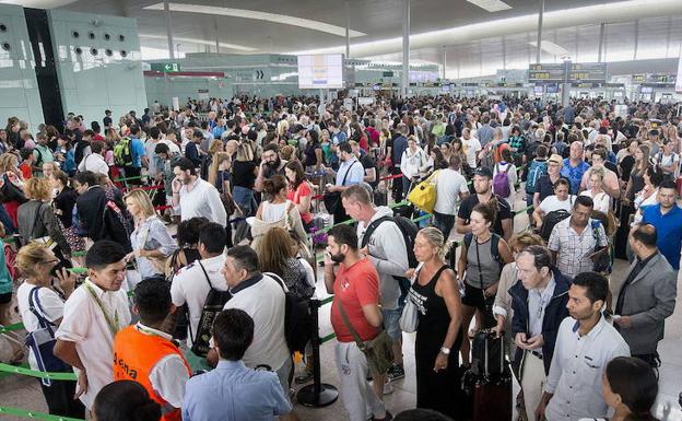 Colas en el embarque del Aeropuerto de El Prat debido a una huelga el verano pasado.