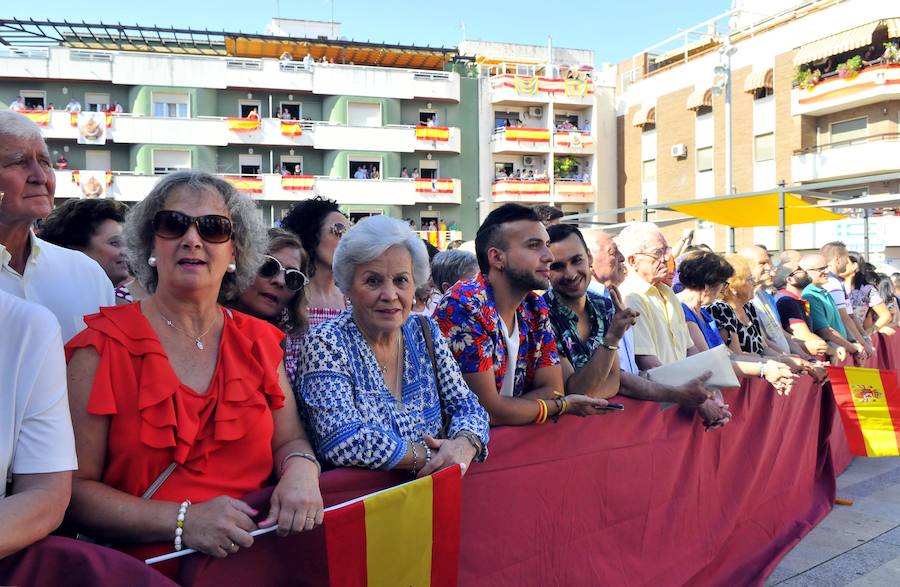 Miles de personas han salido a las calles bajo un calor sofocante para esperar la llegada de Don Felipe VI y Doña Letizia