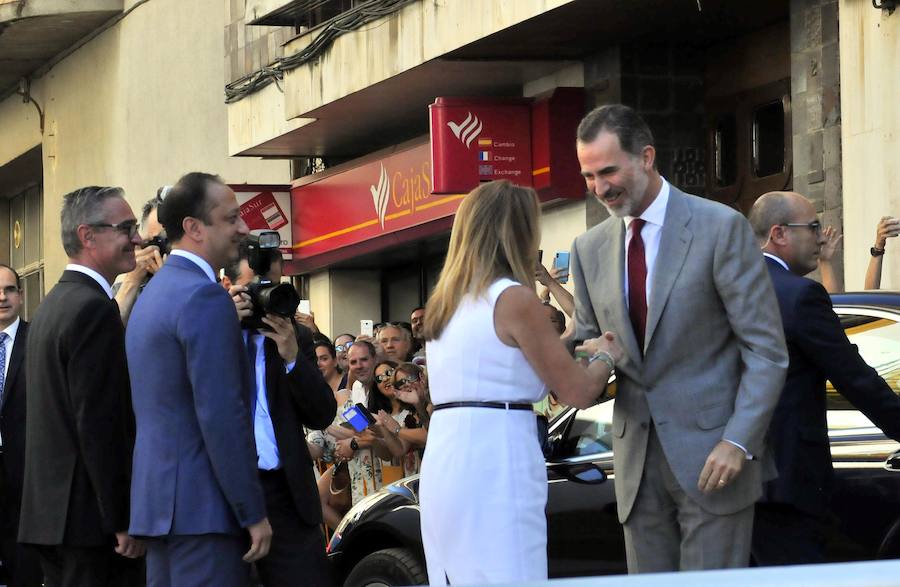 Miles de personas han salido a las calles bajo un calor sofocante para esperar la llegada de Don Felipe VI y Doña Letizia