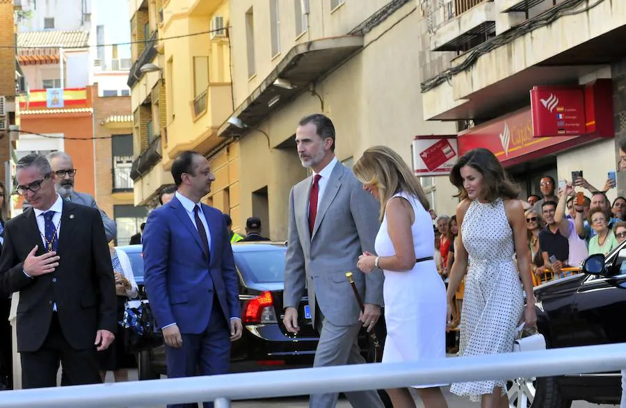 Miles de personas han salido a las calles bajo un calor sofocante para esperar la llegada de Don Felipe VI y Doña Letizia