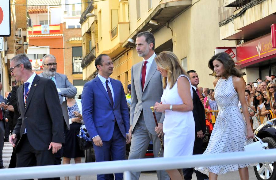 Miles de personas han salido a las calles bajo un calor sofocante para esperar la llegada de Don Felipe VI y Doña Letizia