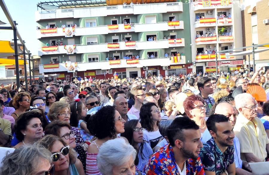 Miles de personas han salido a las calles bajo un calor sofocante para esperar la llegada de Don Felipe VI y Doña Letizia