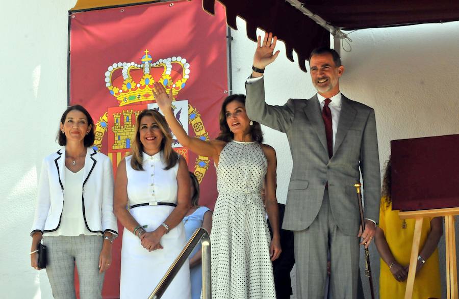 Miles de personas han salido a las calles bajo un calor sofocante para esperar la llegada de Don Felipe VI y Doña Letizia