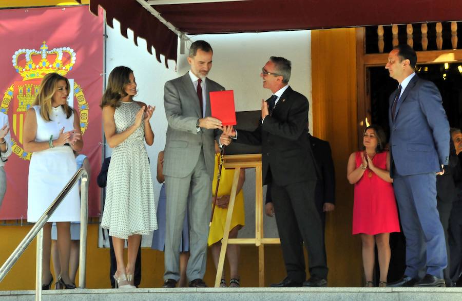 Miles de personas han salido a las calles bajo un calor sofocante para esperar la llegada de Don Felipe VI y Doña Letizia