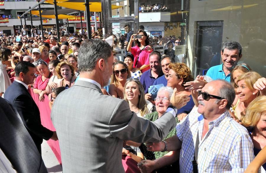 Miles de personas han salido a las calles bajo un calor sofocante para esperar la llegada de Don Felipe VI y Doña Letizia