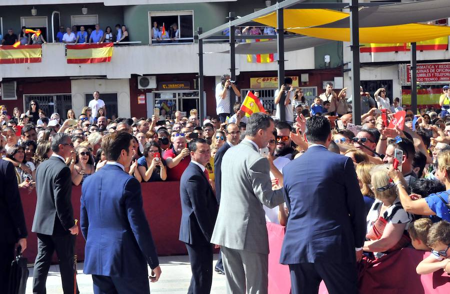 Miles de personas han salido a las calles bajo un calor sofocante para esperar la llegada de Don Felipe VI y Doña Letizia