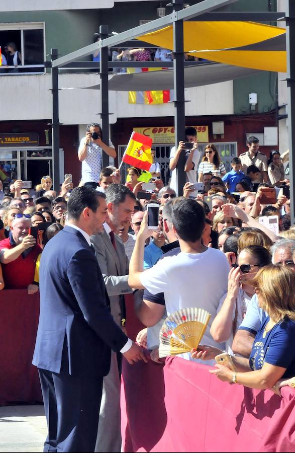 Miles de personas han salido a las calles bajo un calor sofocante para esperar la llegada de Don Felipe VI y Doña Letizia