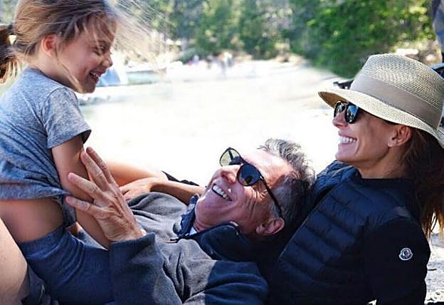 Mauricio Macri y su esposa, Juliana Awada, con su hija Antonia. Arriba, descansando en la casa de un magnate británico en Patagonia. 