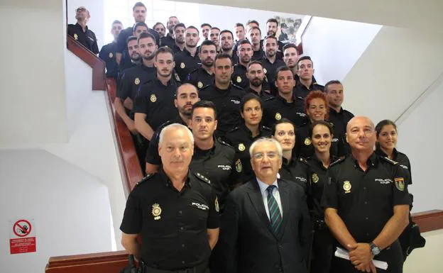Los nuevos agentes en formación en la Comisaría de Policía Nacional de Almería. 