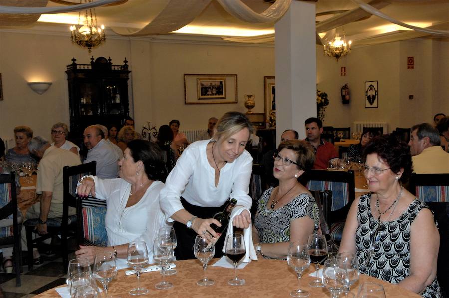 La cata ha sido dirigida en el Hotel España por la sommelier Loli Cano, ganadora de la 'Nariz de Oro' en dos ocasiones celebradas en Burgos