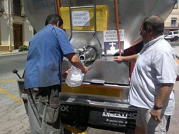 Reparto de agua en cisternas en una imagen de archivo.