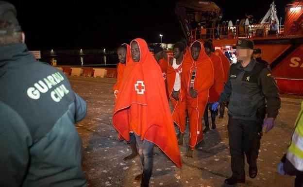 Trasladan a Motril a 97 personas rescatadas de dos pateras en el mar de Alborán