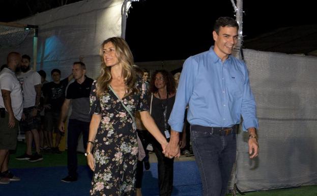 Pedro Sánchez junto a su mujer, a su llegada al concierto de 'The Killers' en el FIB.