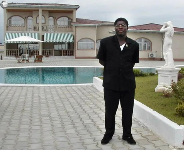 Teodoro Obiang Jr. posa ante una de sus villas. 