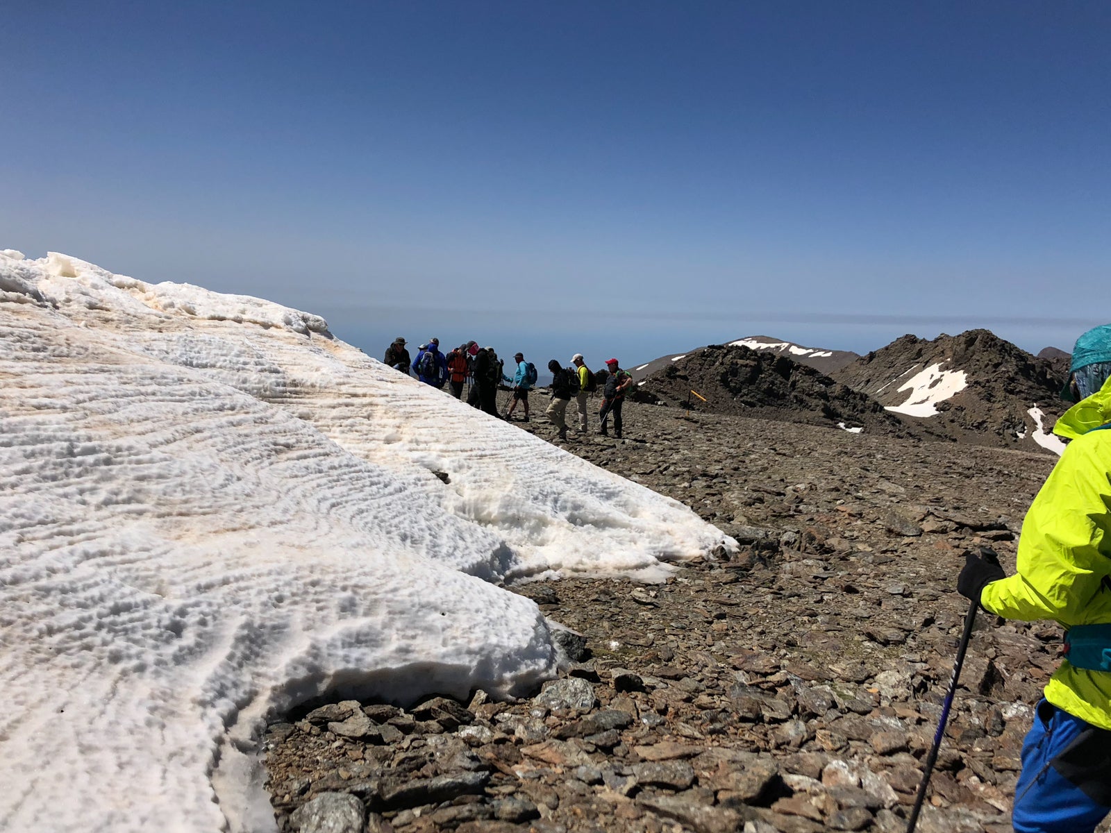 La gran acumulación de nieve durante el invierno ha producido uno de los espectáculos naturales más impresionantes de los últimos años en la gran montaña de Granada: la fusión de la nieve