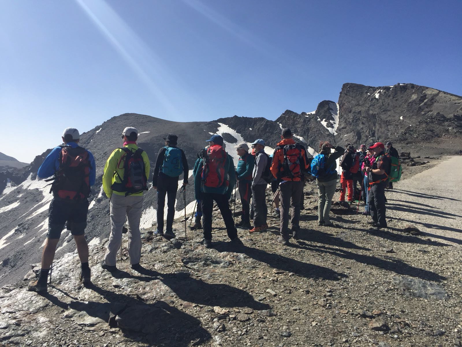 La gran acumulación de nieve durante el invierno ha producido uno de los espectáculos naturales más impresionantes de los últimos años en la gran montaña de Granada: la fusión de la nieve
