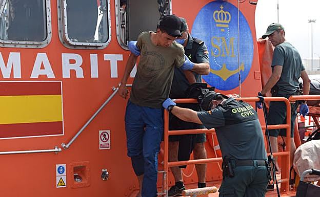 Imagen principal - Continúa la oleada de pateras en Motril con cuatro embarcaciones y 111 inmigrantes