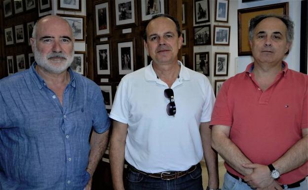 En el centro, el presidente de la Asociación Cultural La Casa de la Alpujarra, Andrés Linares, escoltado por dos de sus cuatro vicepresidentes, José Antonio Gómez (izquierda) y Manuel Álvarez (derecha).