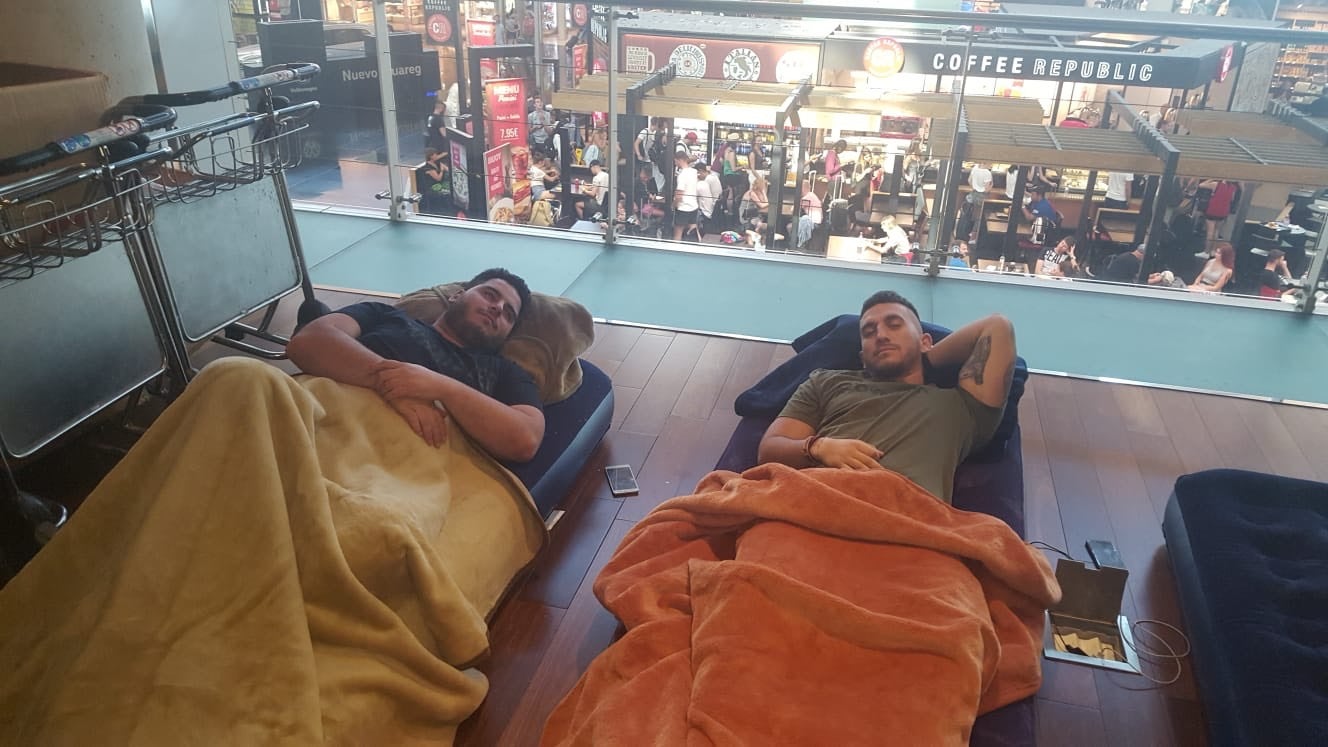 La cancelación del vuelo de Barcelona del domingo provocó una espera de 24 horas para poder volar a Granada